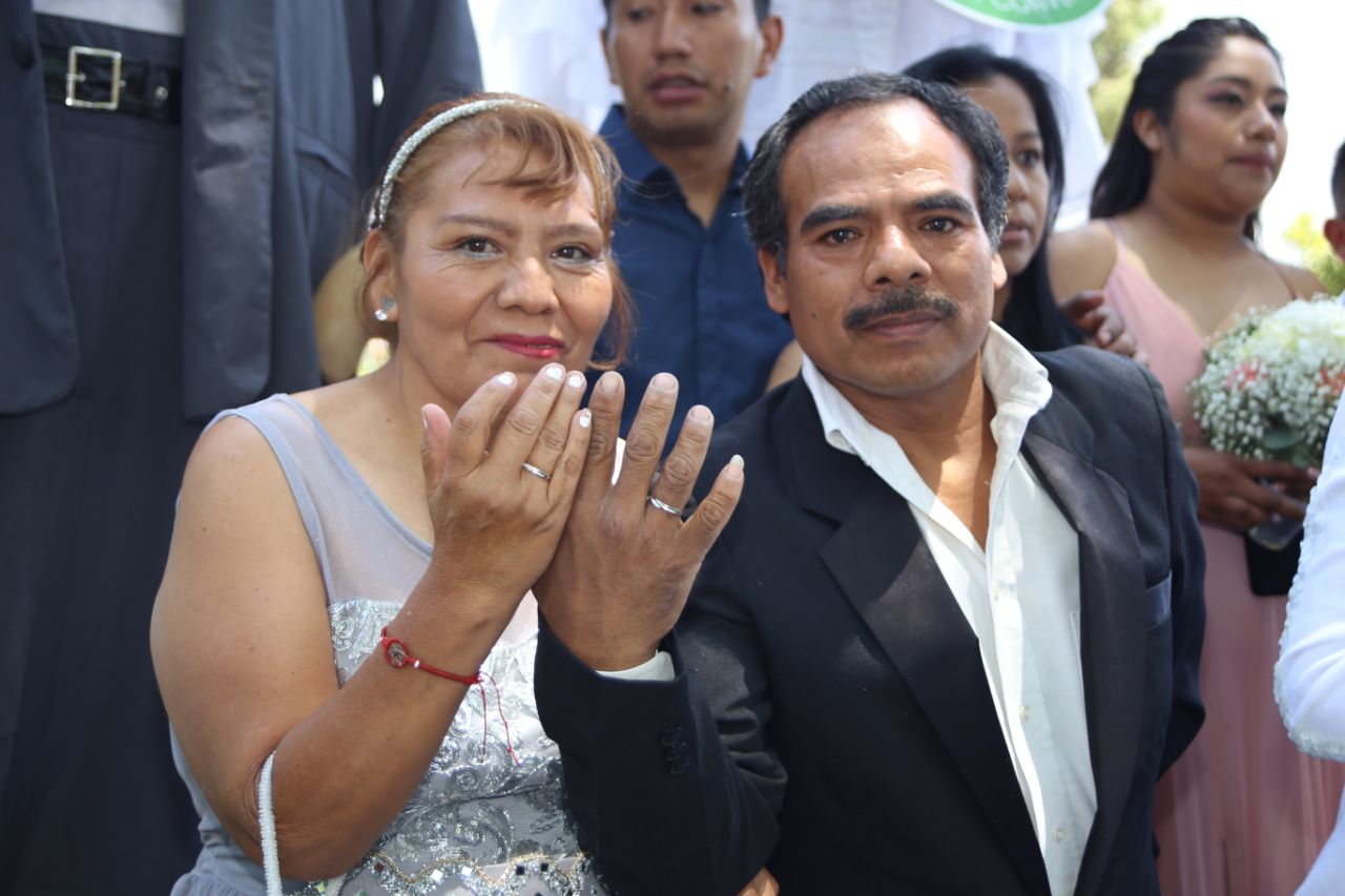 Paola Angon encabeza las bodas comunitarias en Cholula