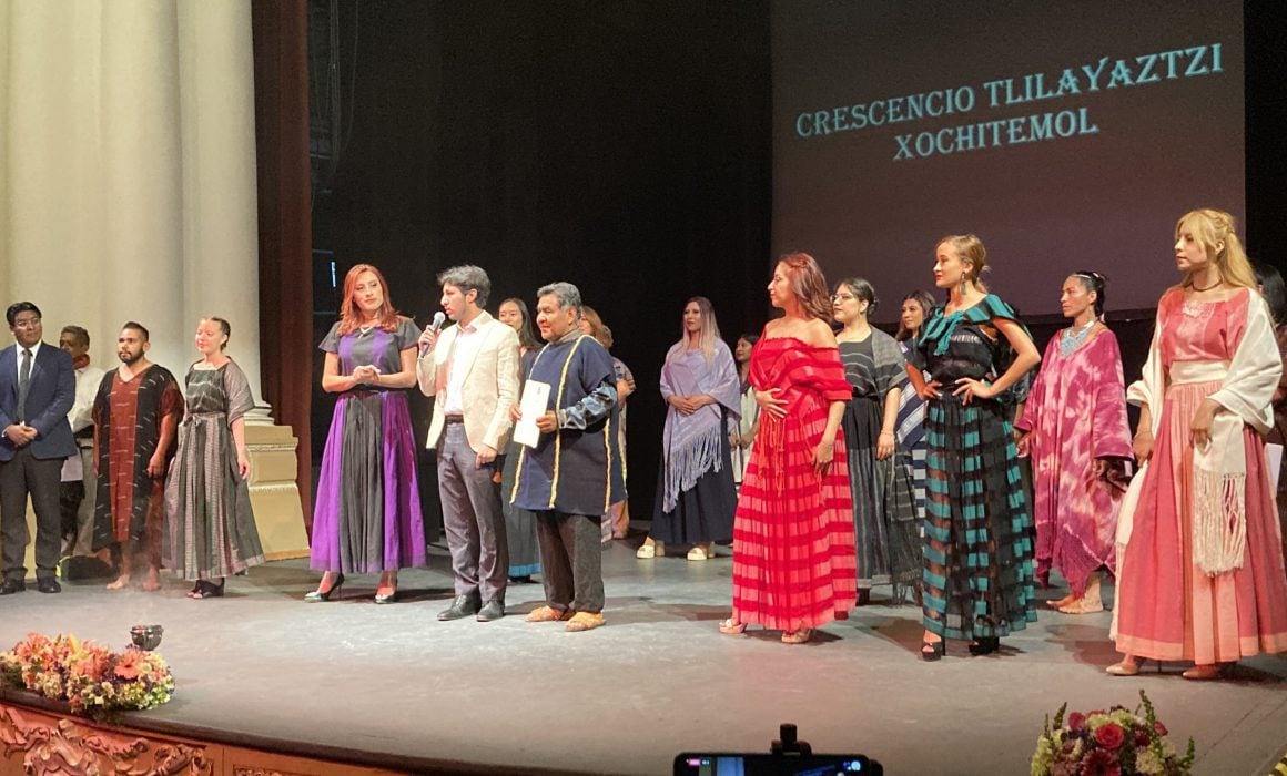 Presenta Crescencio Tlilayatzi nueva colección de ropa con arte de jaspe
