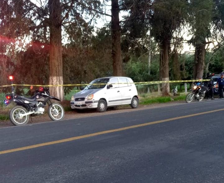 Hallan a un sin vida dentro de un automóvil, en Nanacamilpa