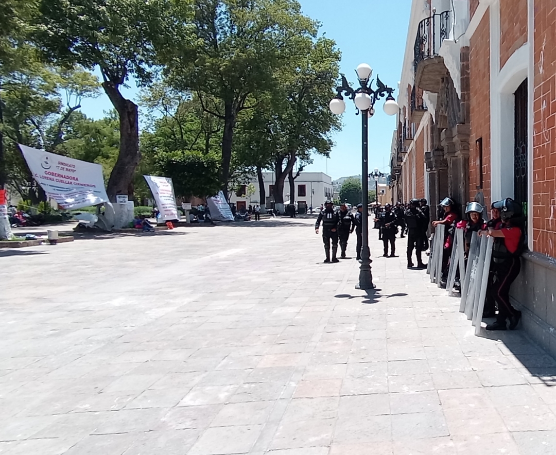 Con policías cercan Palacio de Gobierno ante protesta del S7M y agreden a adultos mayores