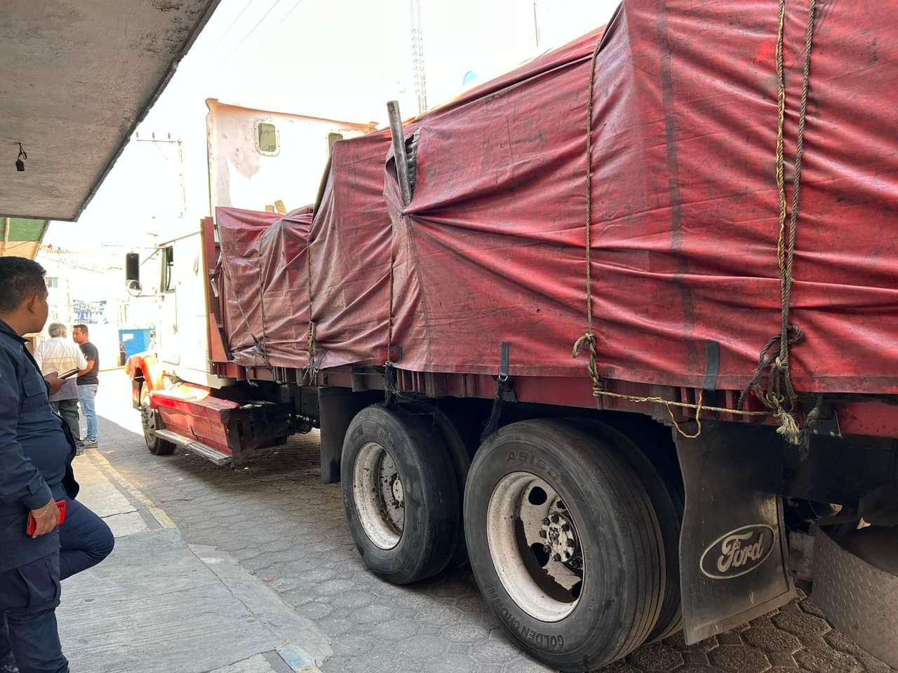 Recuperan tráiler robado en Puebla cargado con tubería de acero en San Pablo del Monte
