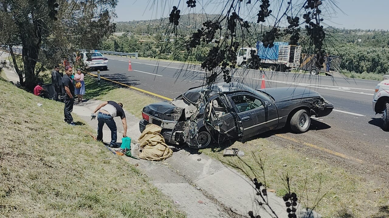 Unidad de carga provoca accidente en Santa Cruz Tlaxcala 