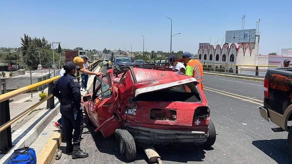 Un lesionado deja choque frontal de unidades vehiculares en Zacatelco