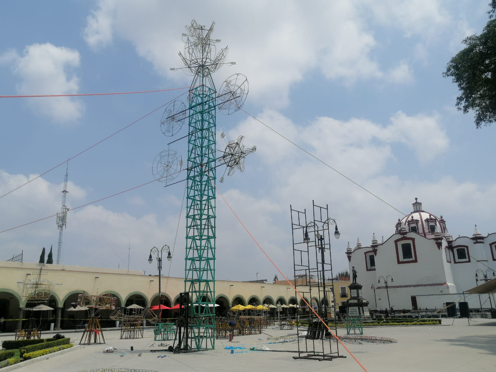 El cielo se cubre de colorido con los fuegos artificiales de los pirotécnicos de San Cristóbal Tepontla