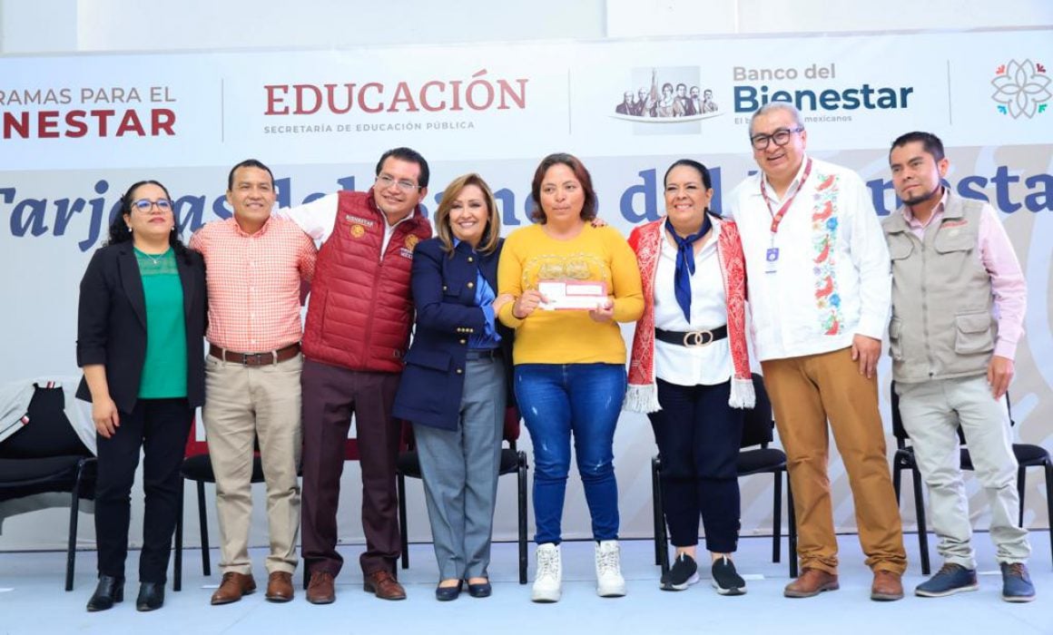 Encabeza Lorena Cuellar entrega de tarjetas del programa Leen