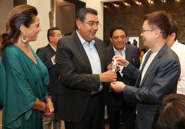 Ofrece gobernador mejores condiciones de inversión a empresarios extranjeros