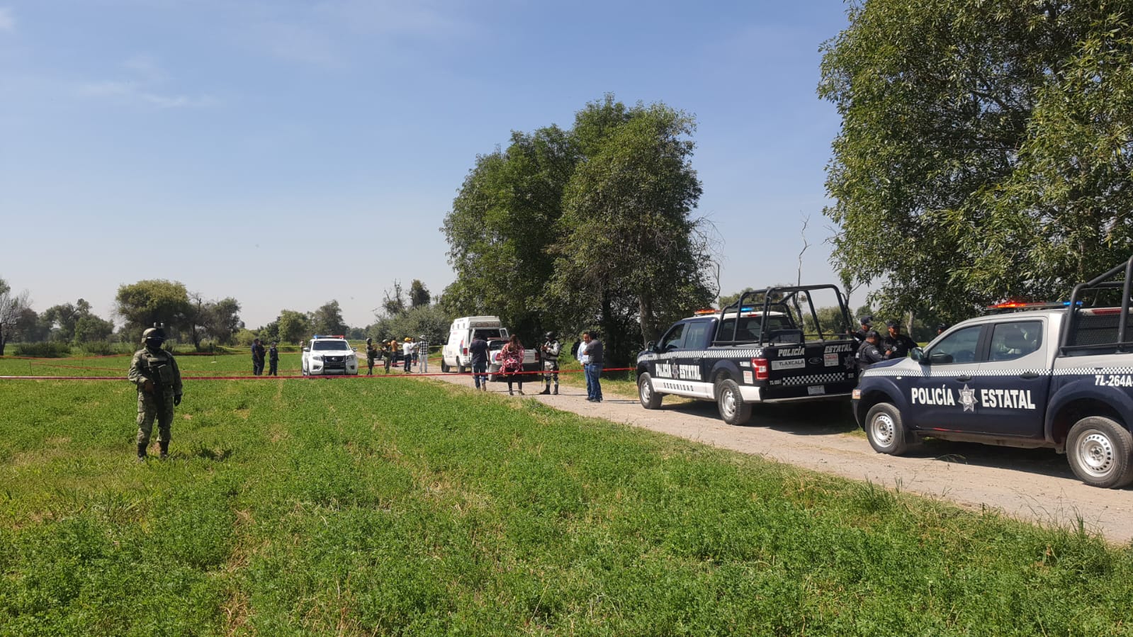 Hallan a persona calcinada dentro de una cajuela de un automóvil, en Tetlatlahuca