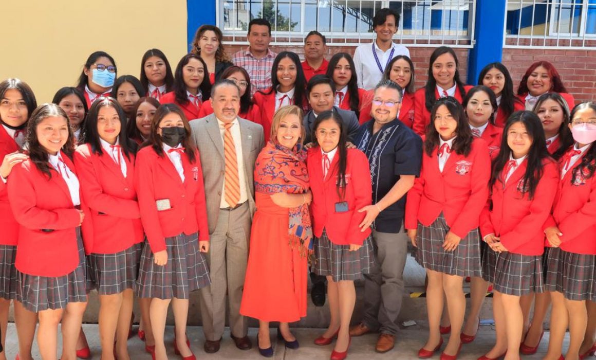 Entrega Lorena Cuéllar infraestructura en normal preescolar de Panotla