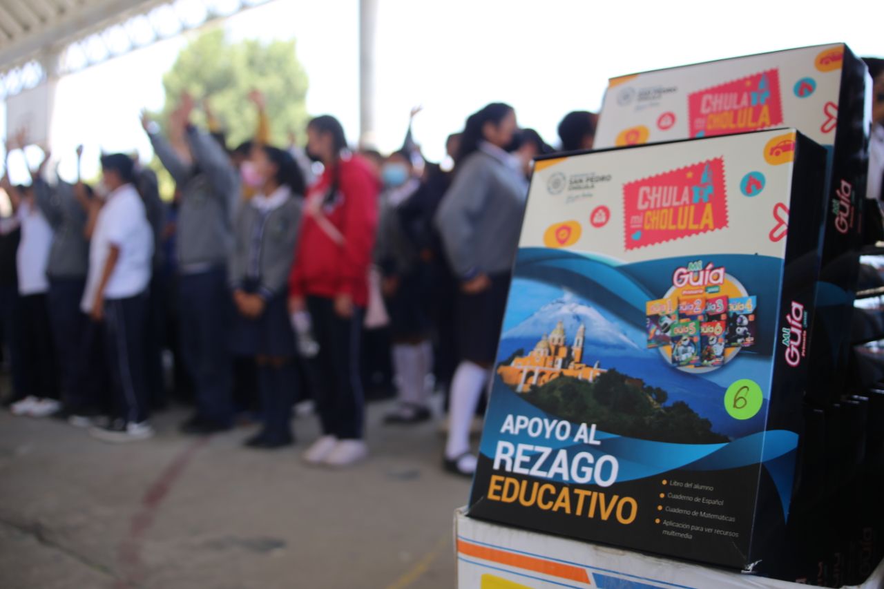 Paola Angon continúa entregas de guías para fortalecer la educación en primarias de las juntas auxiliares