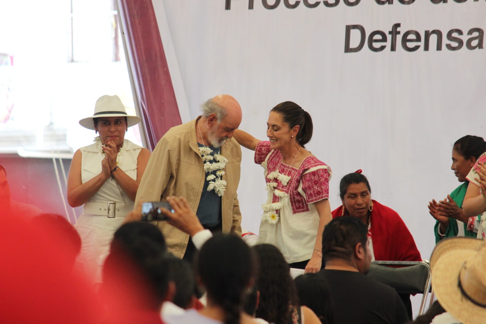 Exgobernadores de Tlaxcala reciben abucheos de militancia morenista