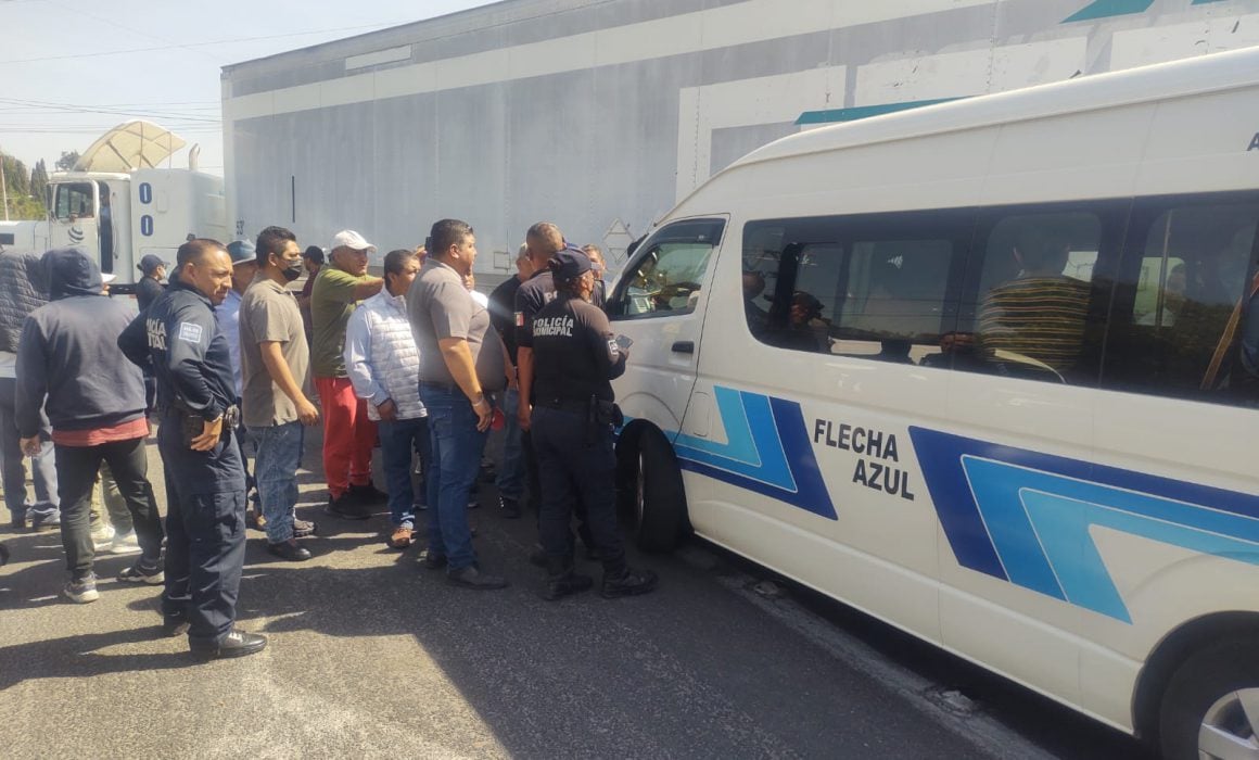 Retira SMYT cuatro unidades de transporte público por invasión de ruta