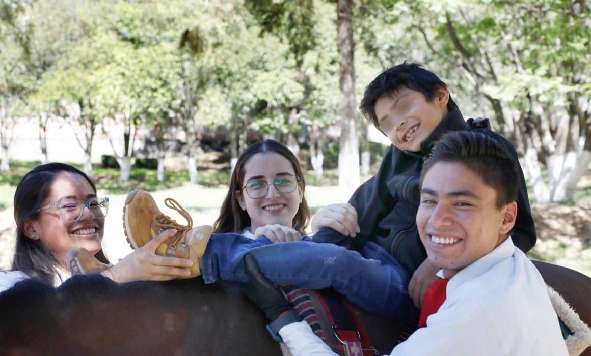 Con equinoterapia, SEDIF transforma la vida de niñas y niños con discapacidad