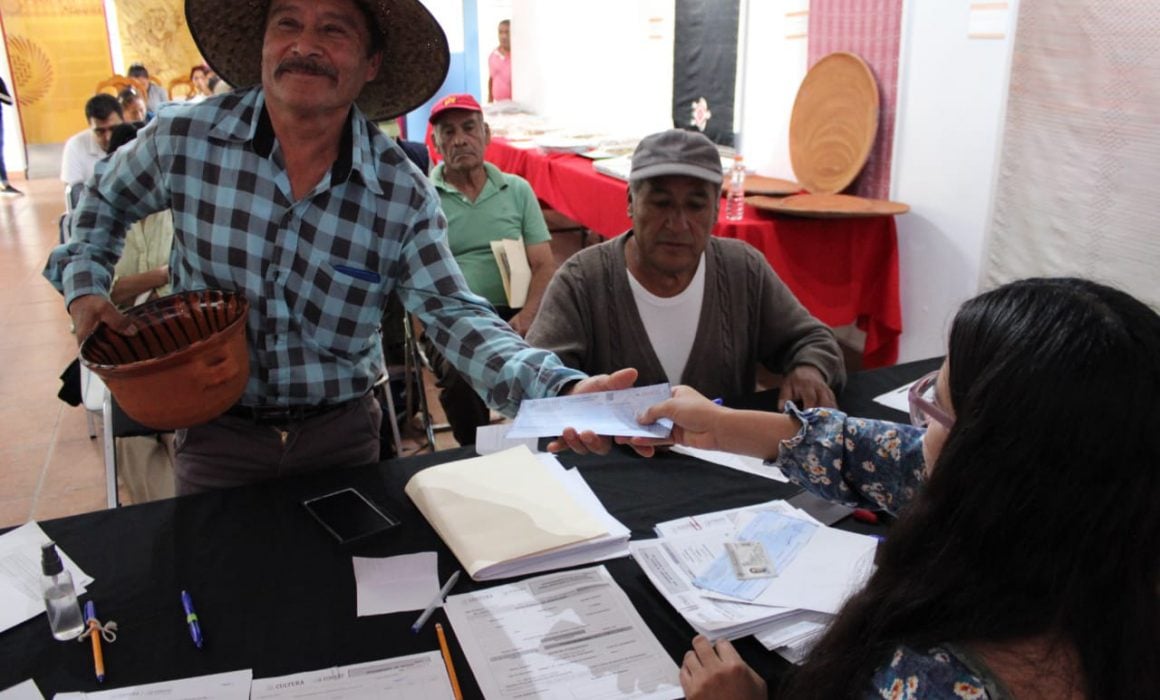 Entrega CAT y FONART apoyo económico a 42 creadores