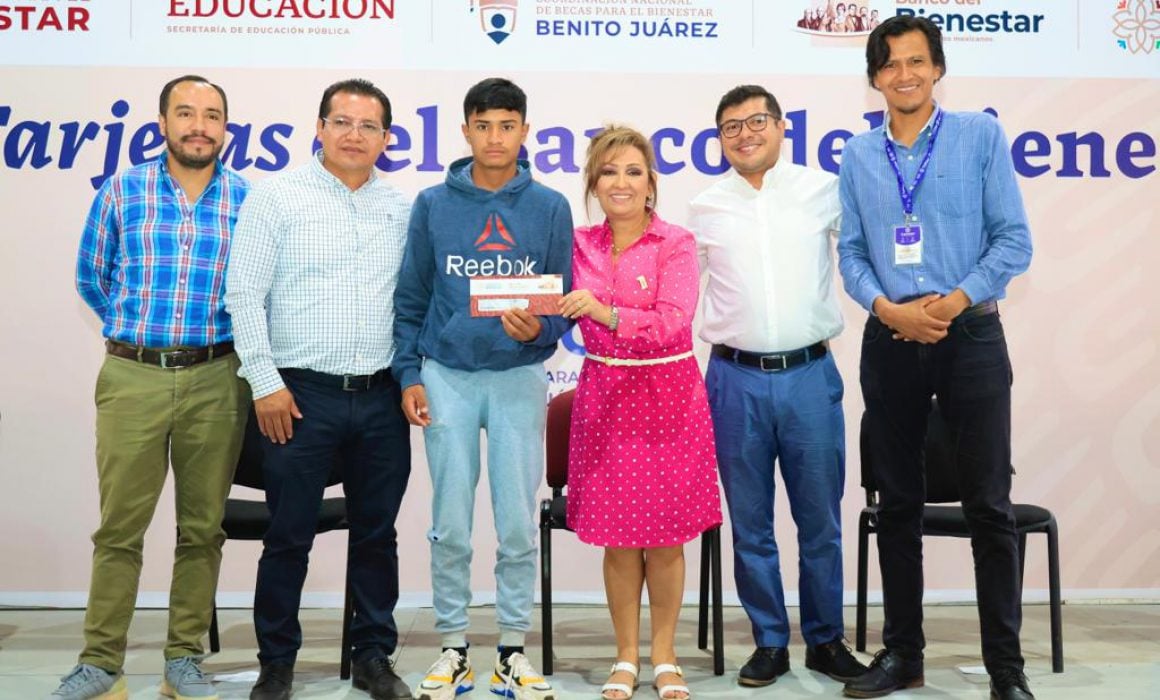 Atestigua Lorena Cuéllar entrega de tarjetas para la beca universal