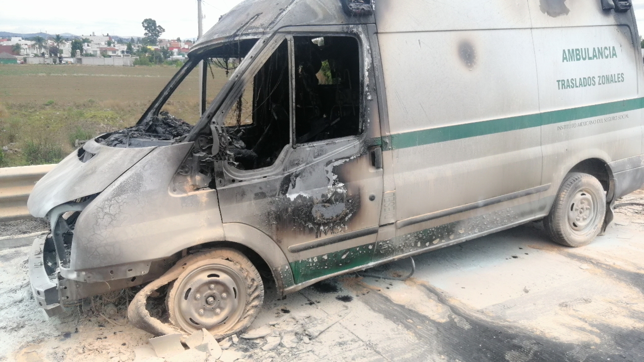 Por aparente falla eléctrica ambulancia del IMSS es consumida en su totalidad en el Periférico Ecológico