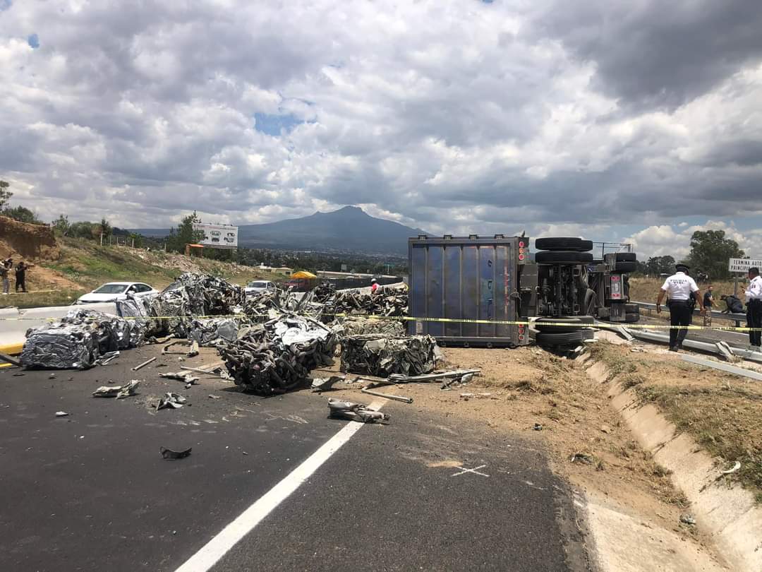 Aparatoso accidente ocasiona cierre de Libramiento Tlaxcala
