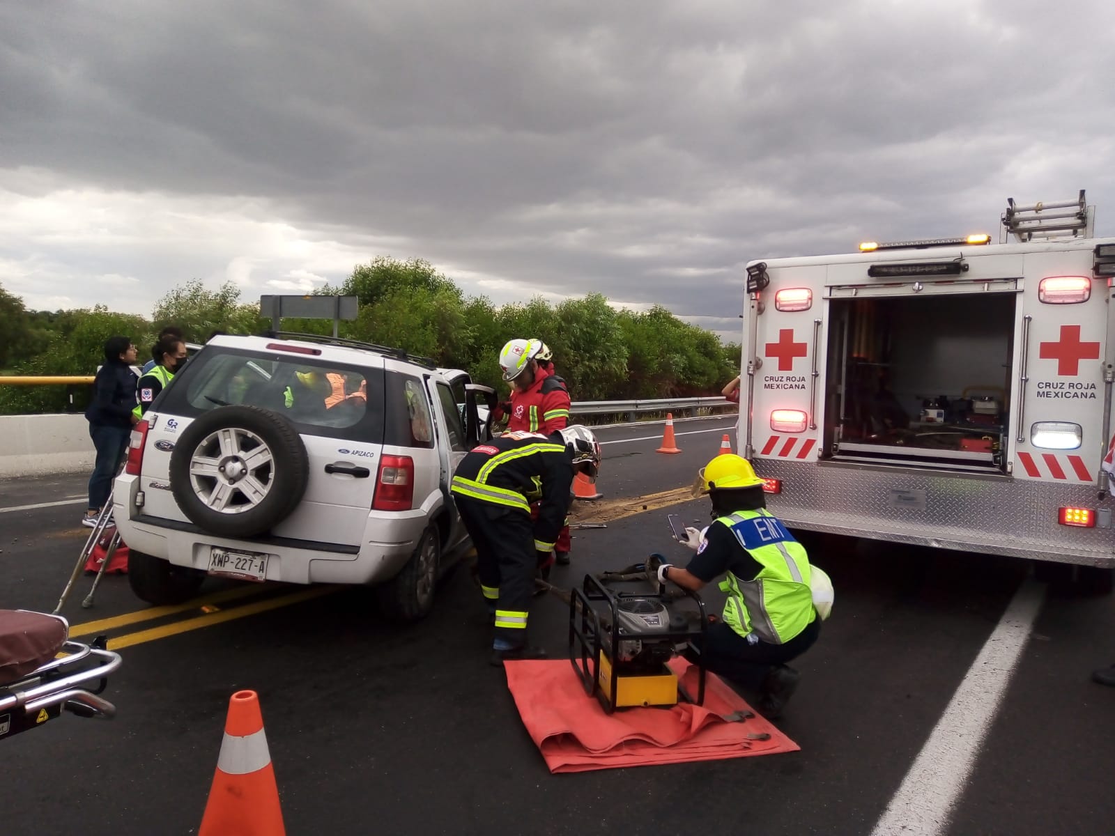 Mujer queda prensada tras choque en la autopista Tlaxcala-Puebla