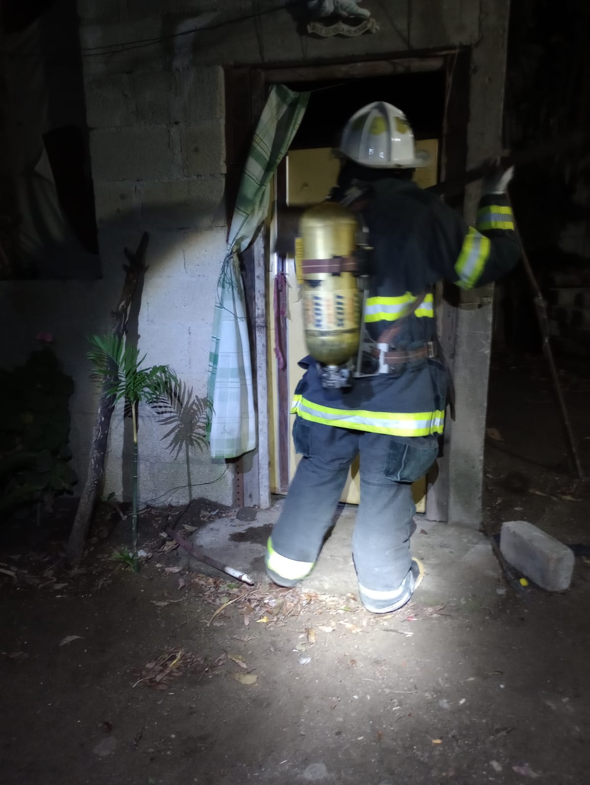 Hallan cadáver de joven dentro de un cuarto, en Ayometla 
