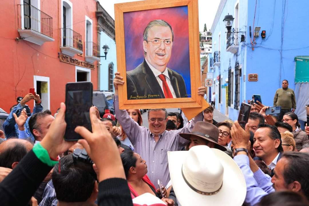 Con alfombra de aserrín reciben a Marcelo Ebrard en Tlaxcala