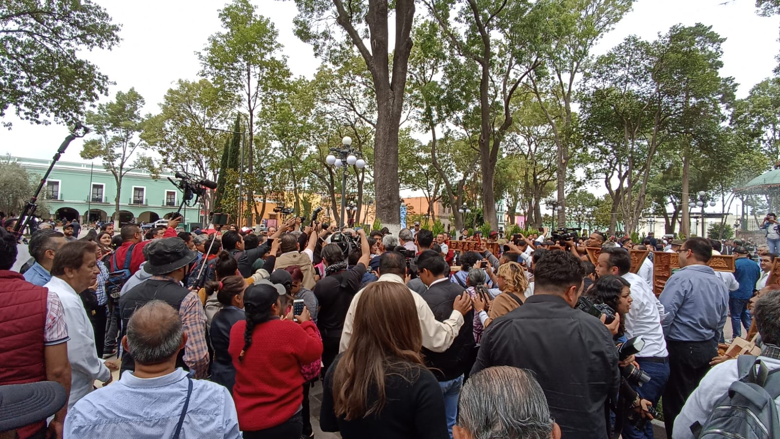 Recibe Marcelo Ebrard apoyo de tlaxcaltecas