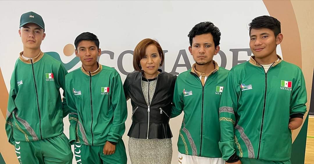 Felicita Lorena Cuéllar a atletas en juegos paraparamericanos en Colombia 2023