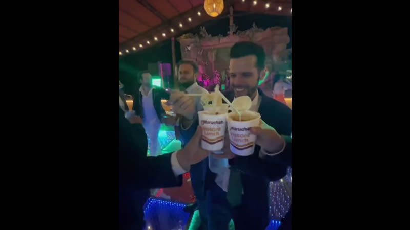 Novios se hacen virales tras repartir sopas instantáneas en su boda (Vídeo)