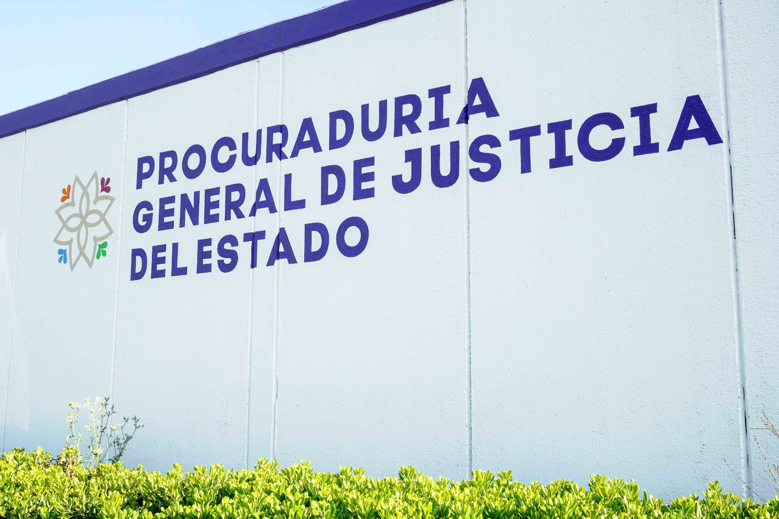*JUEZ SENTENCIA A MASCULINO A 25 AÑOS DE PRISIÓN POR VIOLACIÓN: PGJE*   Resultado del trabajo realizado por el agente del Ministerio Público del fuero común de la Procuraduría General de Justicia del Estado (PGJE), un Juez de Control sentenció a 25 años de prisión y una multa como pago de reparación del daño a un masculino por el delito de violación, en agravio de una menor de edad.  El 31 de mayo de 2019, el ahora imputado -pareja de la hermana de la víctima- la agredió sexualmente, por lo que, el papá de la menor solicitó el apoyo de elementos policiacos de la dirección de Seguridad Pública de Chiautempan, quienes lo pusieron a disposición de la autoridad competente.  El agente del Ministerio Público integró y judicializó la carpeta de investigación y durante el desahogo de las audiencias, el ahora imputado fue vinculado a proceso y se continuó con el juicio, siendo el resultado jurídico del representante social la sentencia condenatoria de 25 años de prisión, así como una multa como pago de la reparación del daño.  Con estas acciones, la Procuraduría General de Justicia del Estado refrenda su compromiso de brindar procuración e impartición de justicia a las familias de las víctimas de este ilícito.