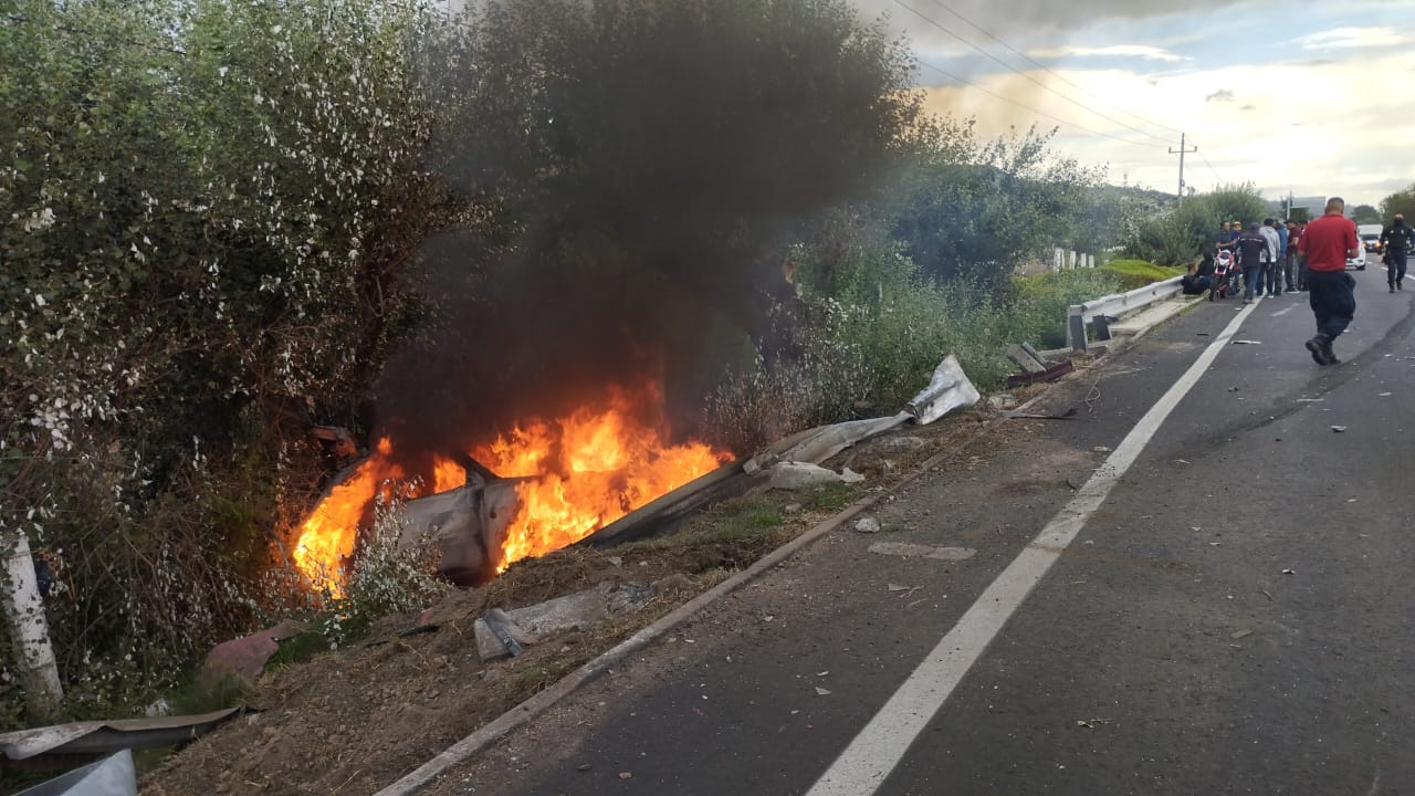 De milagro un hombre y una mujer salvan la vida después de que un tráiler embistió su vehículo a la altura de Tenexyecac