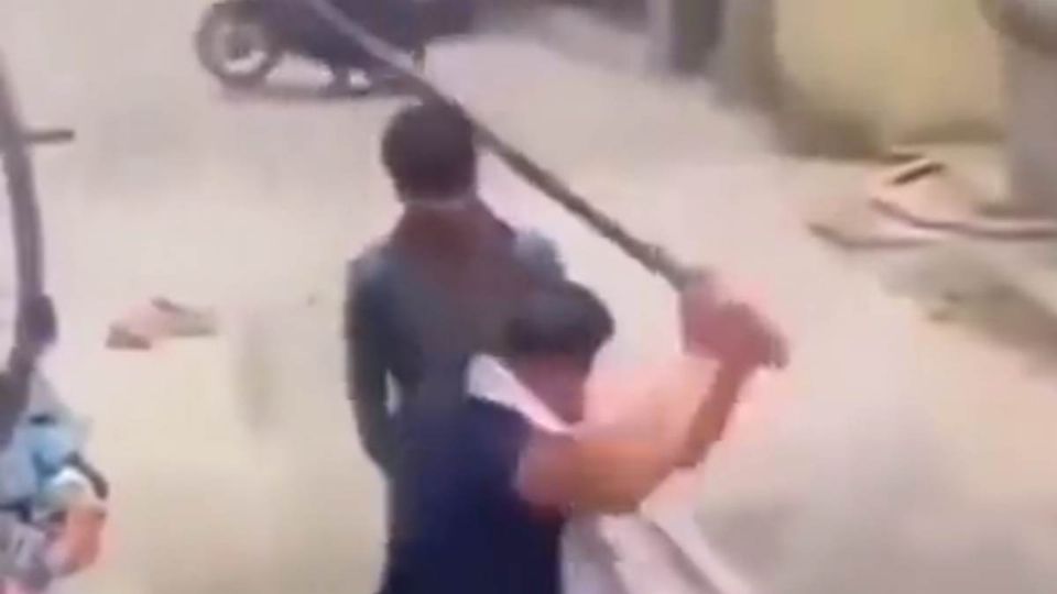 Sujeto tunde a golpes a hombre que azotó a un perrito contra el suelo, incidente se hace viral (Vídeo)