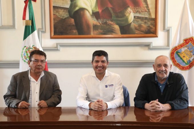 Eduardo Rivera dialoga con líderes de AC y UPVA para resolver el conflicto del Mercado Amalucan