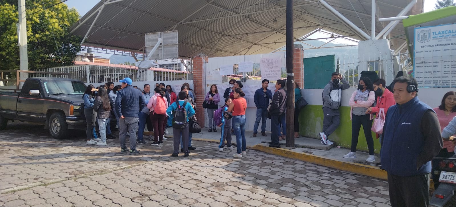 Cierran escuela primaria de Tepectipac; directora minimizó presencia de un arma