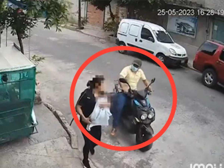 "Me das el celular o te meto un balazo a ti o al niño" Captan asalto a mujer con bebé en brazos (Vídeo)