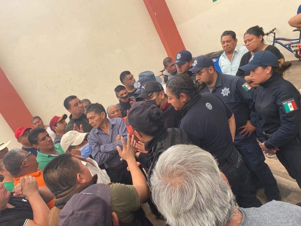 Retienen pobladores a alcalde de Xiloxoxtla, policías dispersan a multitud con gas lacrimógeno
