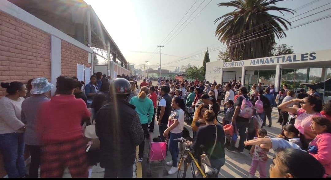 Cierran padres de familia de primaria “Profesora Paulina Maraver Cortés”, boulevard Forjadores