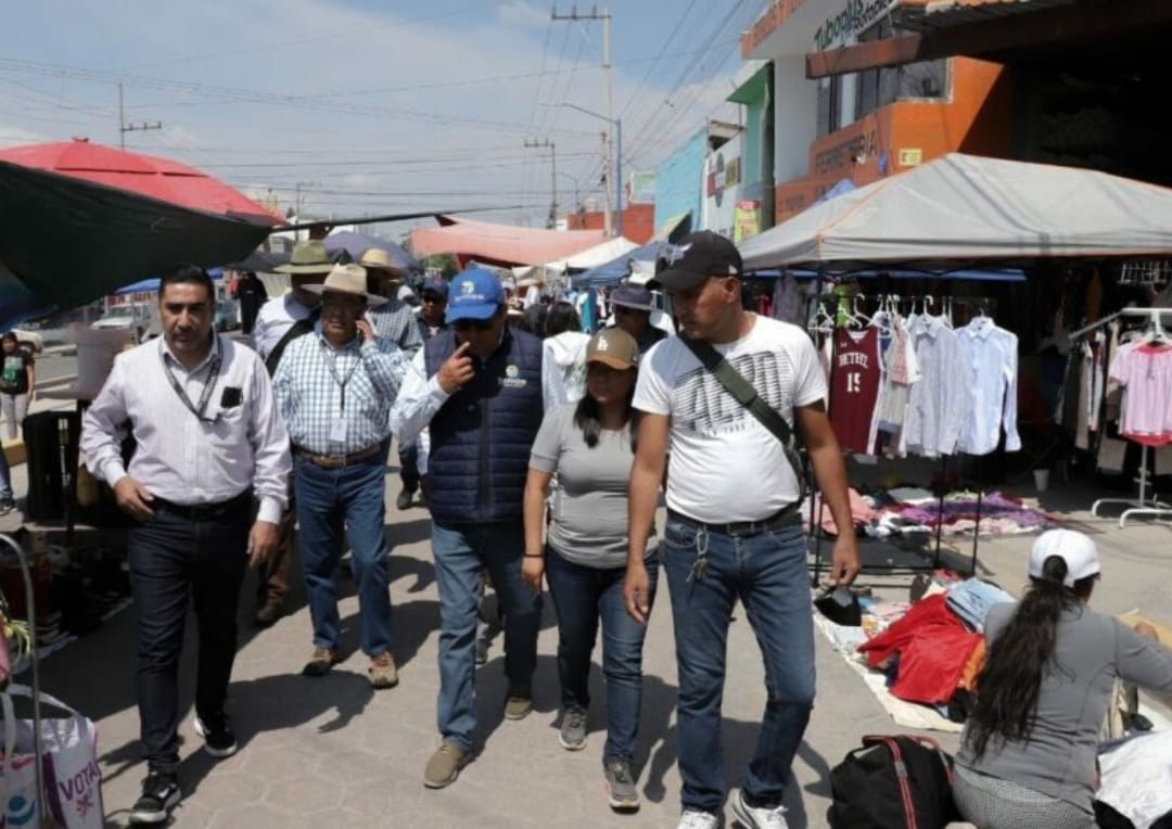 Normatividad de San Pedro Cholula plática con líderes tianguistas para reducir el número de comerciantes informales