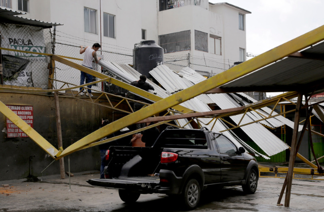 Entregan láminas a familias afectadas por granizada en San Sebastián Aparicio