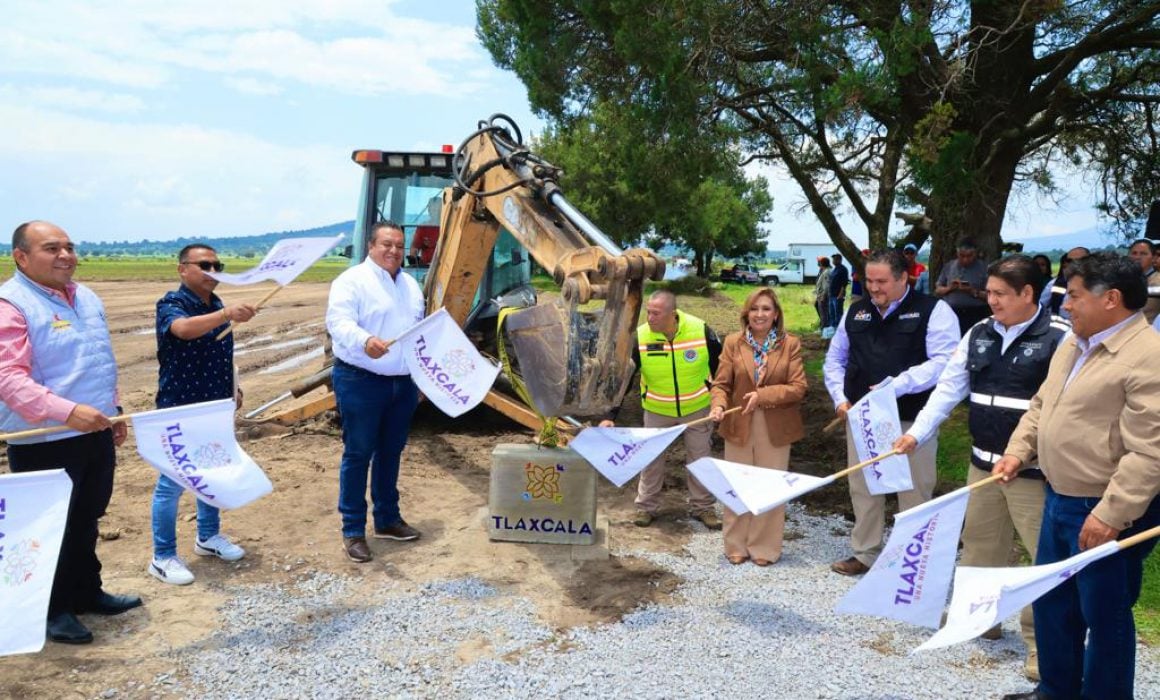 Coloca Lorena Cuéllar primera piedra del mercado de pirotecnia en Xaloztoc