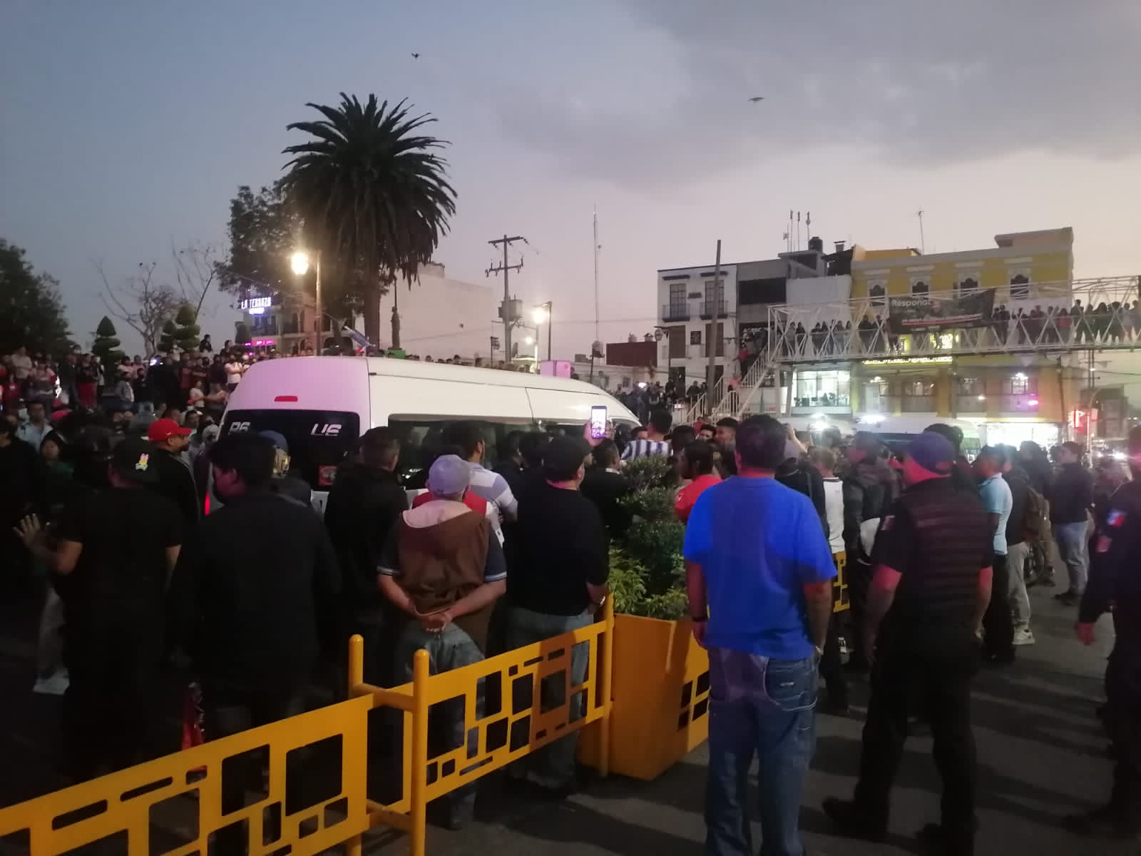 Improvisadas autoridades en Tlaxcala detonan arma de fuego para evitar linchamiento, en Zacatelco