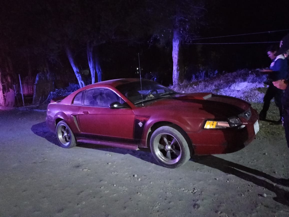 Asegura policía de Papalotla Mustang con placas sobrepuestas y frustra el robo de otro vehículo