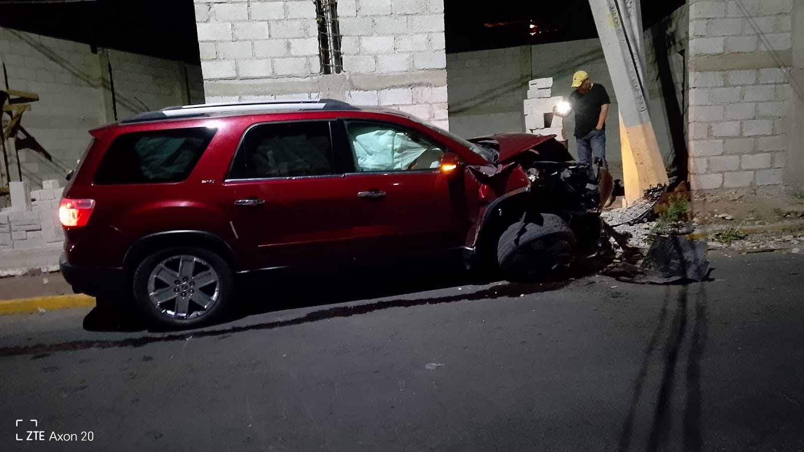 Adolescente choca camioneta contra postes, en Papalotla 