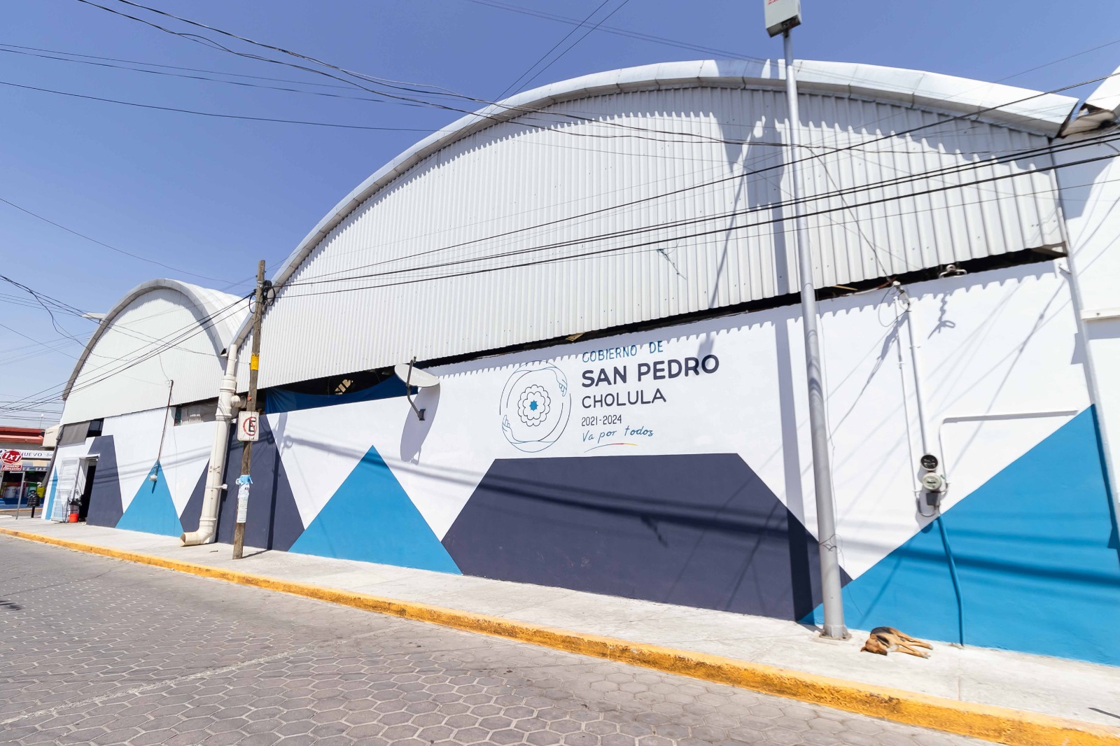 En beneficio de comerciantes y familias cholultecas, entrega Paola Angon rehabilitación del Tianguis Mixquitla