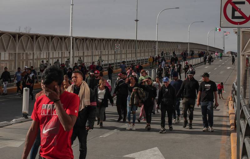 Cierran cruce de Ciudad Juárez-El Paso por llegada de migrantes