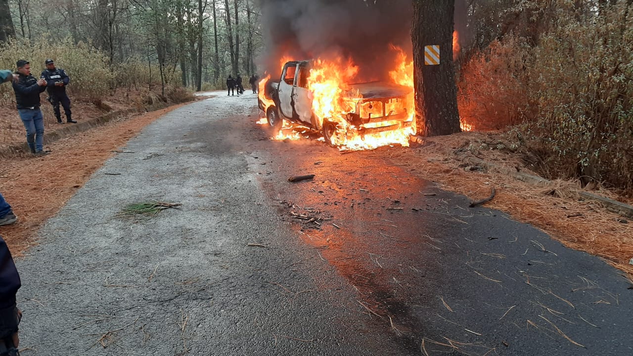 Presuntos talamontes calcinan camioneta de PROFEPA tras operativos en La Malinche 