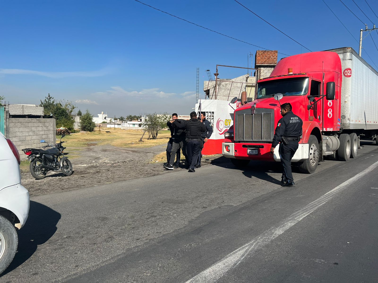 Detienen a tres delincuentes que atracaron un camión de carga, en San Pablo del Monte 