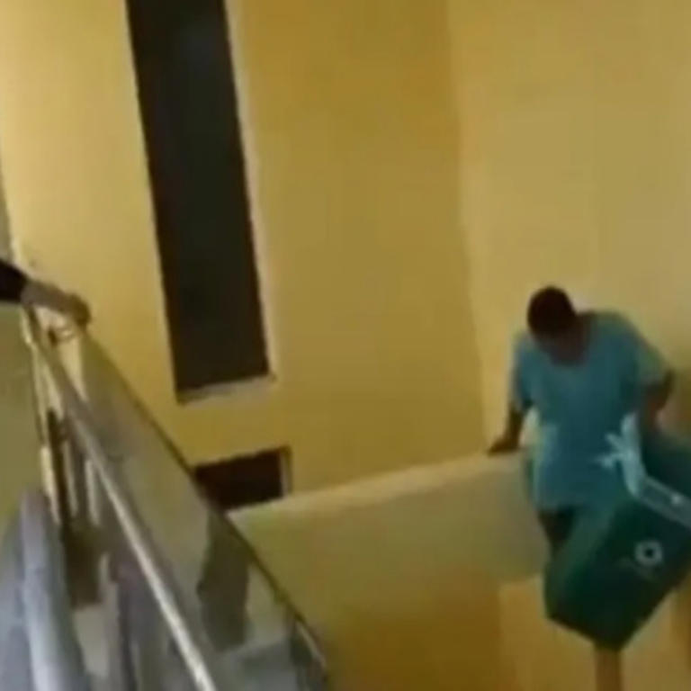 Paciente se lanza de segundo piso en hospital del IMSS para exigir atención medica (Vídeo)