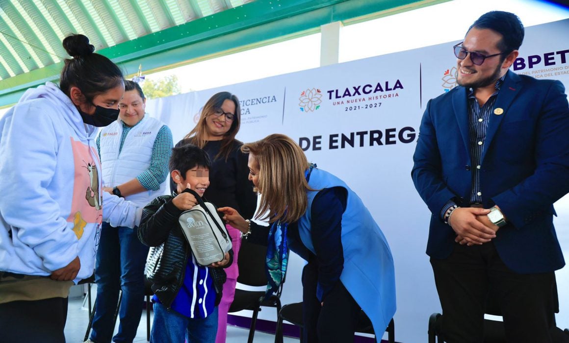 Entregó Lorena Cuéllar mil 800 auxiliares auditivos gratuitos