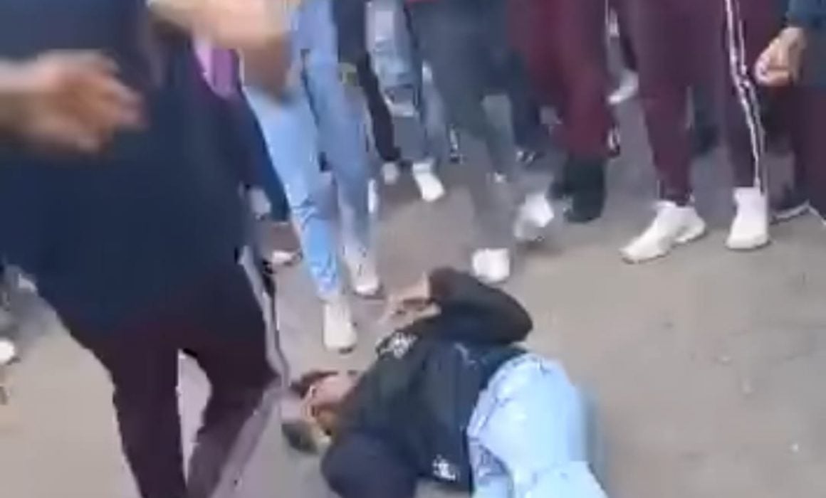 Estudiantes del CETIS de Chiautempan golpean y noquean a joven