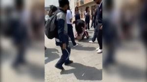 "Que nadie se meta”: Alumnas de telesecundaria pelean mientras adultos incitan la pelea (Vídeo)