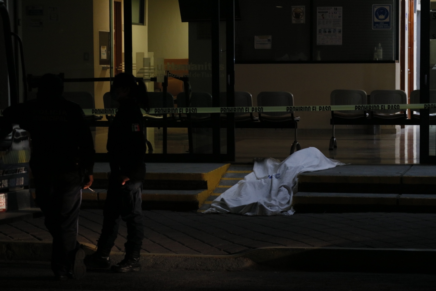 Abandonan cadáver de un hombre al exterior de hospital privado en la capital del estado
