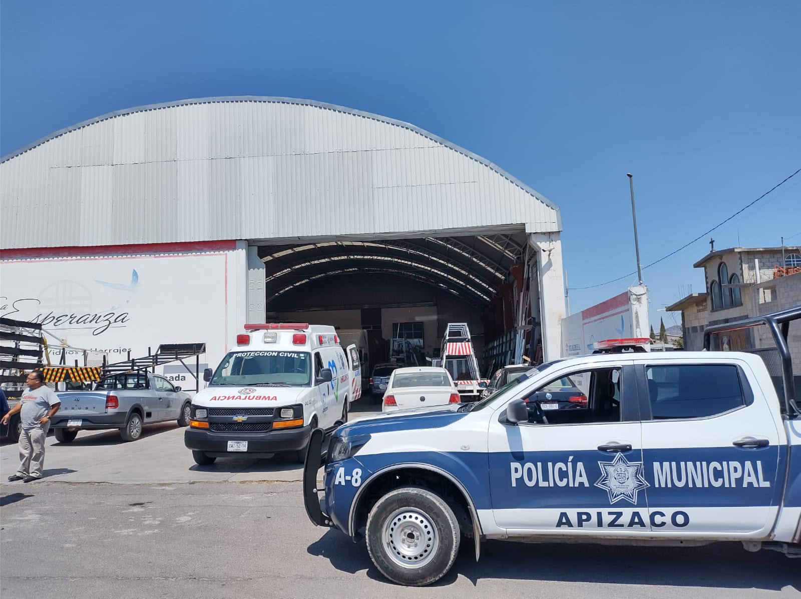En coma dos trabajadores tras quedar aplastados por kilogramos de vidrio, en Apizaco